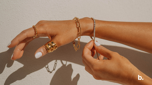 Guía de ear stack minimal: combina ear cuffs y mini argollas